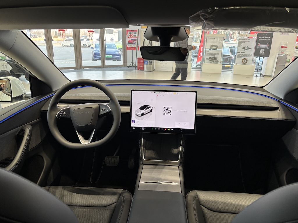 电动SUV王者再进化——探店实拍特斯拉焕新Model Y